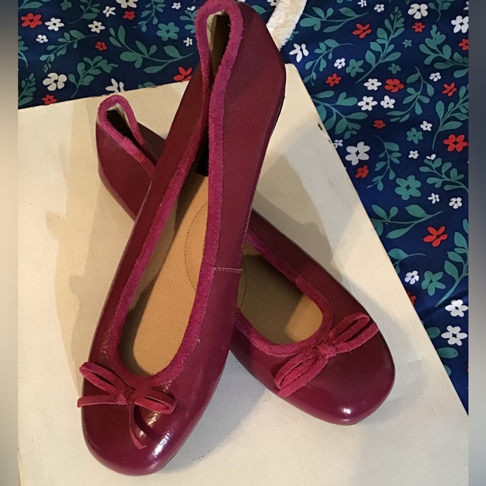 Woman’s size 6 American Eagle outfitters red slip on shoes
